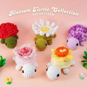 Op de afbeelding: Een verzameling handgemaakte gehaakte schildpadden met bloemvormige schilden. De schildpadden zijn in verschillende kleuren, waaronder rood, wit, paars, roze en geel. De tekst "Blossom Turtle Collection PDF Pattern" is zichtbaar.