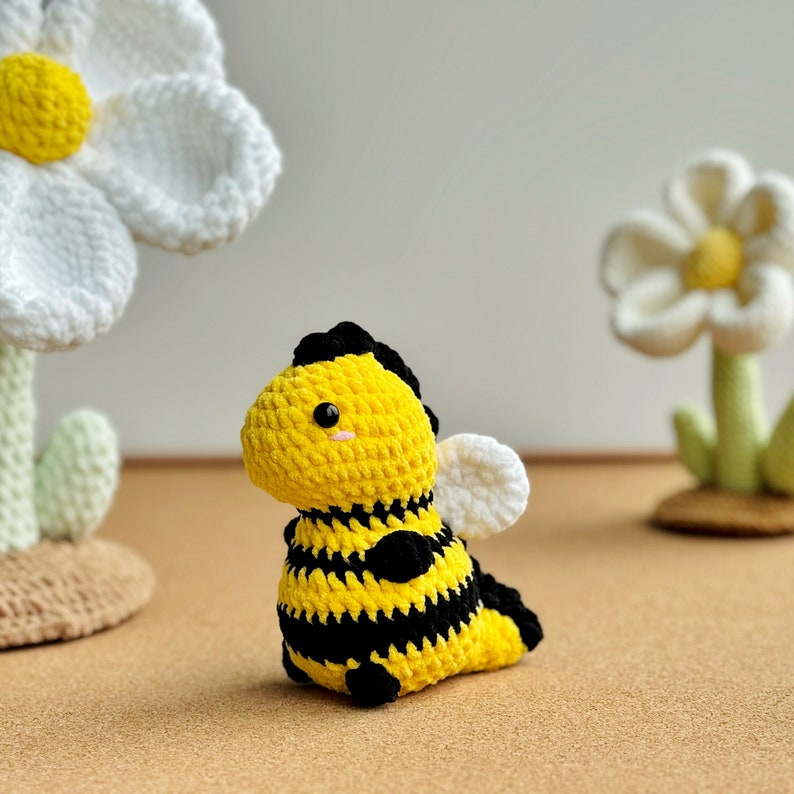 Zonnebloem dinosaurus geen naai haakpatroon, vlinder dinosaurus haakpatroon, Bee-rex haakpatroon, geen naai Amigurumi haakpatronen afbeelding 2