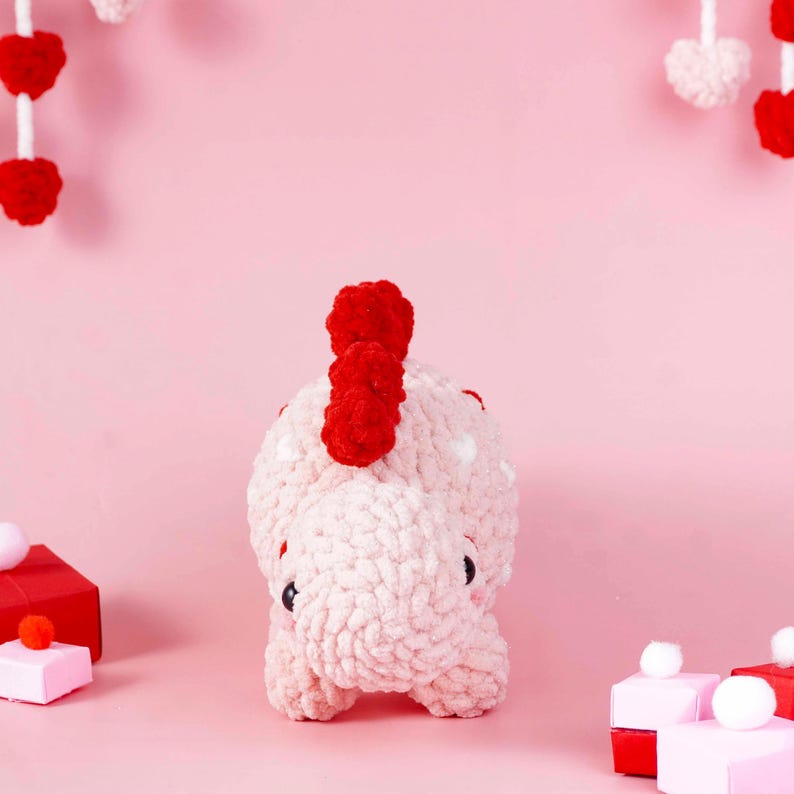 Virkmönster med hjärtformade stegosaurusar, plyschdesign med dinosauriekärlek, amigurumimönster med alla hjärtans dag-tema, romantisk handledning för mjuk plysch bild 5