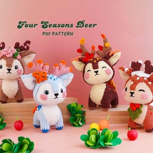 Puede incluir: Cuatro figuras de ciervos de ganchillo con temas estacionales distintos, incluyendo diseños florales, azul hielo, hojas de otoño y bayas de invierno. El texto "Four Seasons Deer PDF PATTERN" aparece en verde oscuro arriba.