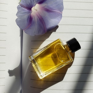 Perfume &quot;Elementals&quot;. Extrait de parfums, woods, mysore sandalwood, rosewood, aged patchouli, vanilla, nutmeg, ylang-ylang, musk.