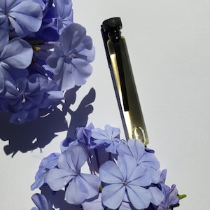 Perfume &quot;Leaving Violetta&quot;. Texas cedarwood, ylang-ylang, rose, violet, artemisa absynthum, pink pepper, ambergris.