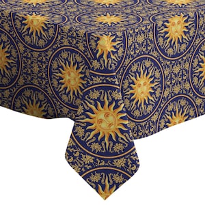Puede incluir: Un mantel azul con un patrón repetido de soles dorados con caras. Los soles están rodeados de un diseño floral dorado.