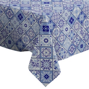 Op de afbeelding: Blauw-witte tafelkleed met een geometrisch ontwerp. Het tafelkleed is gemaakt van een duurzame stof en is perfect voor dagelijks gebruik.