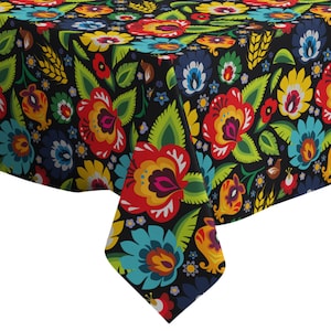 Könnte beinhalten: Eine schwarze Tischdecke mit einem bunten Blumenmuster. Das Muster zeigt rote, gelbe, blaue, grüne und weiße Blumen, Blätter und Weizenähren.