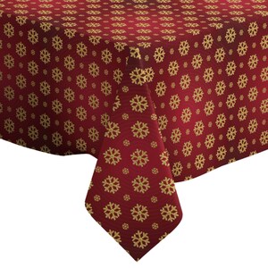 Könnte beinhalten: Rote Tischdecke mit einem goldenen Schneeflockenmuster.