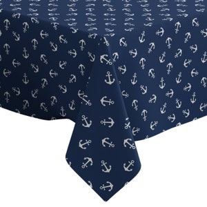 Op de afbeelding: Een marineblauwe tafelkleed met een wit ankerpatroon. Het tafelkleed is gemaakt van een zachte, duurzame stof en is perfect voor elk nautisch themafeest of evenement.