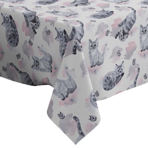 Könnte beinhalten: Eine weiße Tischdecke mit einem Aquarellmuster aus grauen Katzen und rosa Wolken. Die Katzen sind in verschiedenen Posen dargestellt, einige sitzen, einige liegen und einige gehen. Die Tischdecke ist perfekt für das Esszimmer eines Katzenliebhabers.