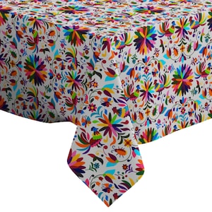 Peut inclure: Une nappe blanche avec un motif floral coloré. Le motif présente des couleurs vives comme le rouge, l'orange, le jaune, le vert, le bleu et le violet. Les fleurs sont stylisées et ont un aspect d'art populaire.