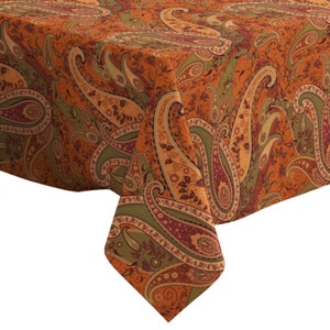 Pode incluir: Toalha de mesa com padrão paisley laranja, verde e bordô. A toalha de mesa tem um design paisley tradicional com um padrão repetitivo de motivos florais em espiral.
