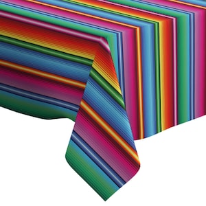 Peut inclure: Une nappe colorée de style serape avec un motif à rayures vives. Le design présente un spectre de couleurs, dont le rouge, l'orange, le jaune, le vert, le bleu et le rose, créant un look festif. La nappe est rectangulaire.