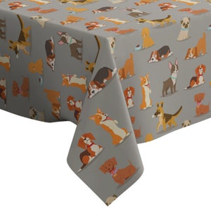 Peut inclure: Une nappe grise avec un motif répété de chiens de dessin animé de différentes races et couleurs. Les chiens sont représentés dans différentes poses, certains assis, certains debout et certains couchés.