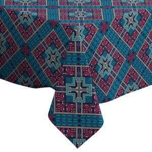 Pode incluir: Uma toalha de mesa com padrão geométrico azul e vermelho. A toalha de mesa é quadrada com um canto pontiagudo.