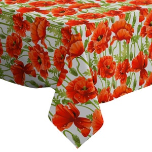 Könnte beinhalten: Weiße Tischdecke mit rotem Mohnblumenmuster. Die Tischdecke hat einen weißen Hintergrund mit roten Mohnblumen und grünen Blättern.