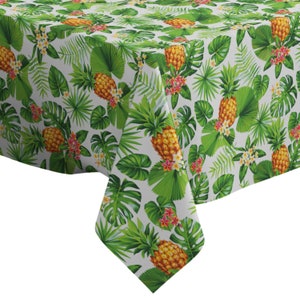 Peut inclure: Une nappe blanche avec un imprimé tropical représentant des feuilles vertes et des ananas jaunes. La nappe a un fond blanc avec un motif répétitif de feuilles vertes et d'ananas jaunes.