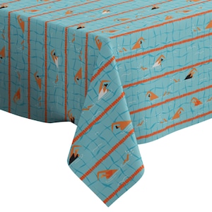 Peut inclure: Une nappe bleue et orange avec un motif répété de nageurs dans une piscine. La nappe a un design géométrique avec des rayures orange et un fond bleu.