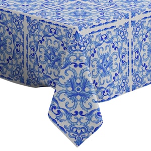 Könnte beinhalten: Eine weiße Tischdecke mit einem blauen und weißen Muster. Das Muster zeigt komplizierte florale und Schriftrollenmotive.