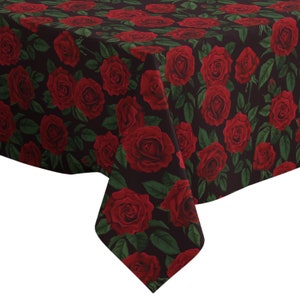 Könnte beinhalten: Eine schwarze Tischdecke mit einem roten Rosenmuster. Die Rosen sind realistisch und haben eine dunkelrote Farbe. Die Tischdecke ist aus einem weichen, strapazierfähigen Stoff.