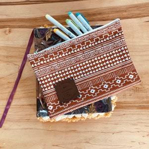 Imprescindible para el estudio bíblico: Bolsa de 6 x 10 pulgadas cosida a mano para bolígrafos, maquillaje y más