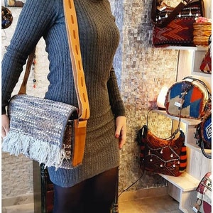 Handgewebte graue Kelim-Tasche, rechteckige Ledertasche mit Schulterriemen, Quaste Bohem Style Geldbörse, personalisiertes Geburtstagsgeschenk für Boho-Frauen
