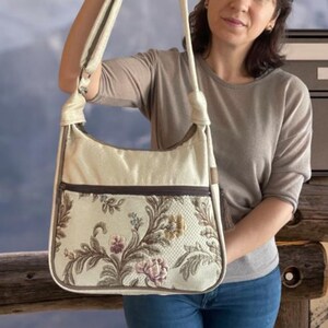 Viktorianischer Stil Elfenbein Farbe Stoff faltbare Tasche für Frauen, leichte Schultertasche mit geprägtem Blumenmuster, personalisierte Weihnachtsgeschenk Frauen