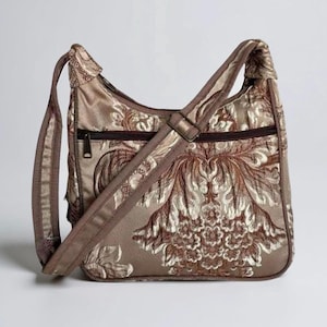 Viktorianischen Stil Beige Weiche Stoff Faltbare Tasche für Frauen Geprägtes Blumenmuster Satin Schultertasche Personalisierte Muttertag Geschenk für Frau