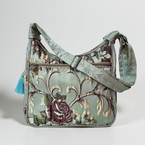 Viktorianische Art-weicher blauer Stoff-faltbarer Beutel für Frauen, geprägte Rosenmuster-Satin-glänzende Schultertasche, personalisiertes Wintergeschenk für Frau