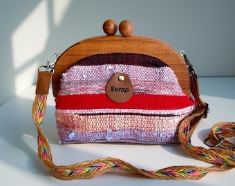 Kourelou Clutch : Umhängetasche aus upcycled Lappenstoff mit Holzdeckel