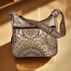 Viktorianischer Stil Beige Weicher Stoff Faltbare Tasche für Frauen, Satin mit Prägung Mystischem Muster, Schultertasche, personalisierte Winter Geschenk für Frau