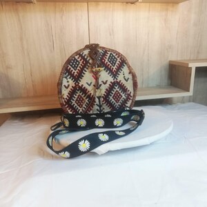 Handgeweven crossbodytas voor etnisch vloerkleed, leren afwerking, boho-kwastje