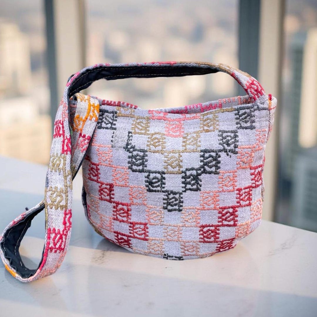 Handwoven Turkish Kilim Crossbody Bag: Vintage Boho  display picture 1