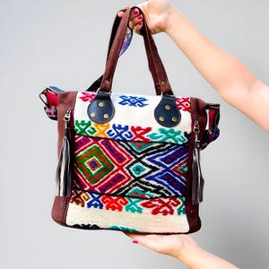 Borsa a tracolla nascosta in stile boho kilim fatta a mano – Tappeto in lana e pelle con nappe, tracolla regolabile per chitarra, regalo unico per lei, Navajo