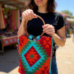Lebendige Regenbogen Farbe Hübsche Einkaufstasche aus Kelim Stoff, Bambus Form Griff Tasche, Geschenk für Boheme Frauen, Geschenk des Muttertags, Azteken Muster