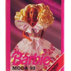 1993 Barbie Fashion' 93 Spanish FULL Trading Cards Deck - Factory Sealed by Heraclio Fournier - 3.5” x 2.4” x  0.4” ( 9 x 6 x 1 cm. )