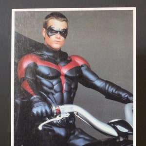 1997 Carte postale Batman et Robin ROBIN (Chris O'Donell) - Objet promotionnel espagnol vintage - DC Comics 10,5 x 15 cm. (4,1 x 5,9 pouces)