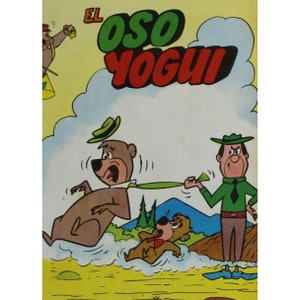 Puede incluir: Una portada de cómic con Yogi Bear, un oso marrón con un sombrero verde, siendo arrastrado por una cuerda verde por un guardabosques. El texto "EL OSO YOGUI" está escrito en letras grandes y coloridas en la parte superior de la portada.