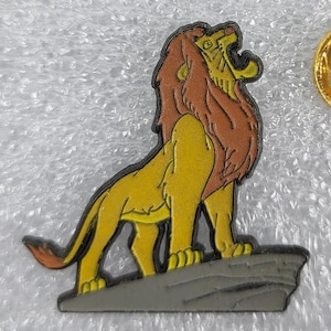 1990s KING MUFASA Lapel Pin (3.25 x 3.25 cm) The Lion King Walt Disney Movie