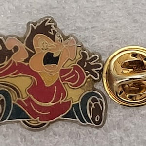 Przypinka FIEVEL MOUSEKEWITZ z lat 90. XX w. 0,9" x 0,9" (2,25 x 2,25 cm). Amerykańska opowieść Fievel wyrusza na Zachód