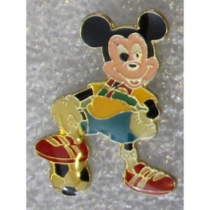 1980er MICKEY MOUSE Fußball Spieler Anstecknadel 1,1 "x 1" (3,15 x 2,5 cm.) Walt Disney sehr schwer, Original Artikel zu finden