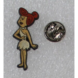 1990s WILMA FLINTSTONE Anstecknadel 1.3 "x 0.4" (3.25 x 1 cm.) The Flintstones Vintage Artikel Hanna-Barbera