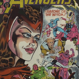Puede incluir: Portada de cómic de "The Avengers" con una mujer con un tocado rojo y un fondo rosa. El título está en amarillo, con el texto "Seasons of the Witch". Varios personajes de superhéroes se representan en acción.