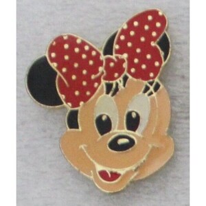 1980er Jahre MINNIE MOUSE KOPF Anstecknadel 1,3 "x 1" (3,25 x 2,5 cm.) Walt Disney Red Bow Polka Dots