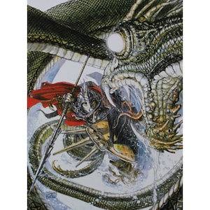 Può includere: Un'illustrazione fantasy di un guerriero che combatte un grande mostro verde e squamoso. Il guerriero indossa un'armatura e tiene una lancia. Il mostro ha una grande bocca spalancata con denti affilati. La scena è ambientata in un paesaggio innevato.