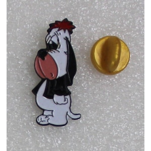 1980s DROOPY Lapel Pin 1.3" x 0.6" (3 x 1.5 cm.) Basset Hound Dog Tex Avery VHTF