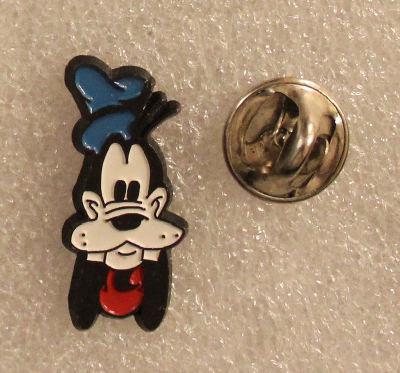 1 x 0.4 1990s Walt Disney GOOFY blue hat lapel pin 2.5 x 1 cm Mickey Mouse
