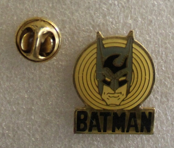 1989 BATMAN Taiwanese Lapel Pin - 3 x 2 cm. ( 1.2