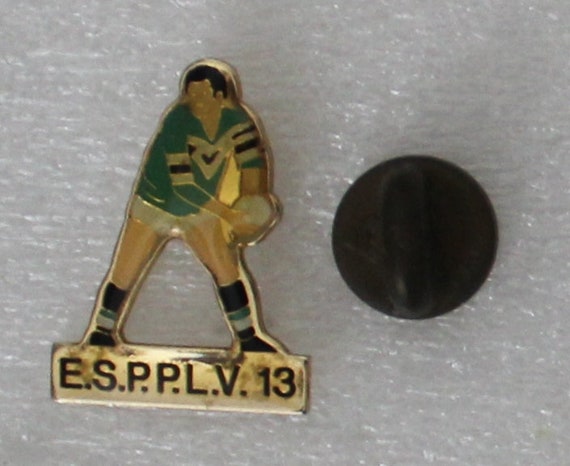 Distintivo Spilla Bavero Sportivo A Forma Di Palla Da Rugby | Cadogan Gifts | Colore Argento
