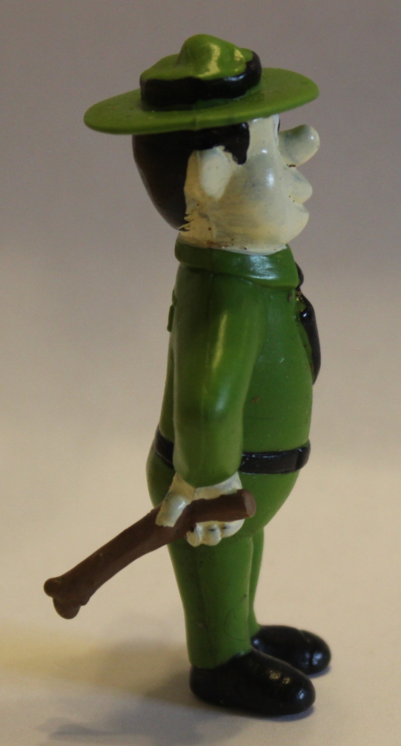 7.6 cm. - Hanna Barbera 1991 Yogi Bear RANGER SMITH Vintage PVC Figure by Miniland 3