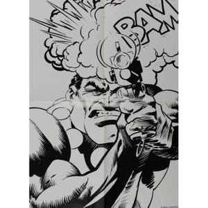 Puede incluir: Ilustración en blanco y negro de un personaje de cómic con una expresión decidida, sosteniendo un arma y apuntando hacia el espectador. El personaje está rodeado de una gran explosión con la palabra "BAM" en letras negritas.