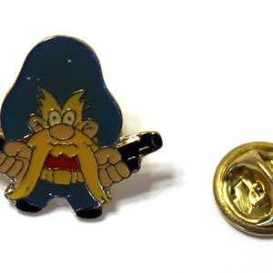 1990s YOSEMITE SAM Lapel Pin 2.25 x 2.5 cm. (0.9&quot; x 1&quot;) Warner Bros VHTF